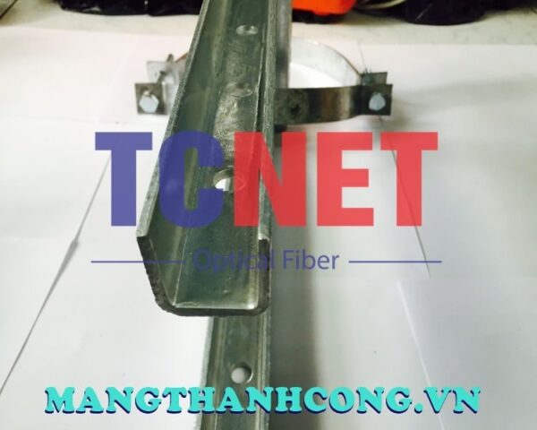 gia e ma kem treo tru cap quang ngoai troi