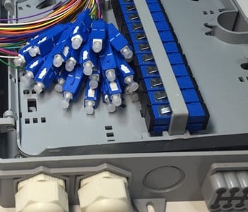 12FO FTTH Optical Distribution Box SC/UPC SM 12 Colors Outdoor Plastic 1 Hop phoi quang 12fo ftth scupc sm 12 mau nhua ngoai troi 4.jpg