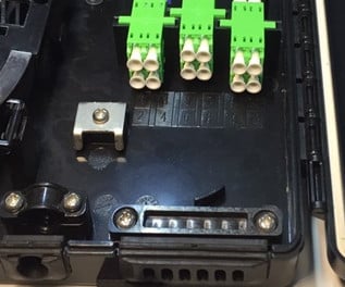 4FO FTTH Optical Distribution Box LC/APC SM Duplex Black Outdoor Plastic 1 Hop phoi quang 4fo ftth lcapc sm duplex den nhua ngoai troi 4.jpg