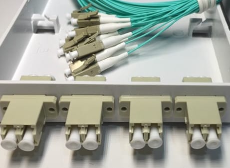 4FO FTTH4 ODF Optical Distribution Box LC OM4 Duplex White Cream 1 Hop phoi quang odf 4fo ftth4 lc om4 duplex trang kem 5.jpg