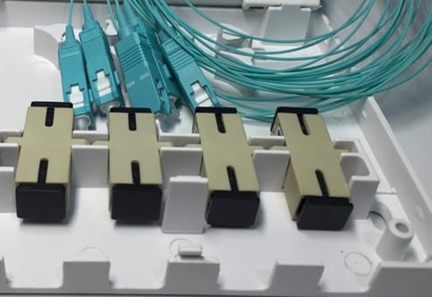 4FO FTTH4 ODF Optical Distribution Box SC OM3 Simplex Center Tray White Cream 1 Hop phoi quang odf 4fo ftth4 sc om3 simplex khay giua trang kem 7.jpg