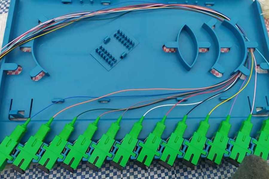 Sắp xếp sợi quang vào khay hàn