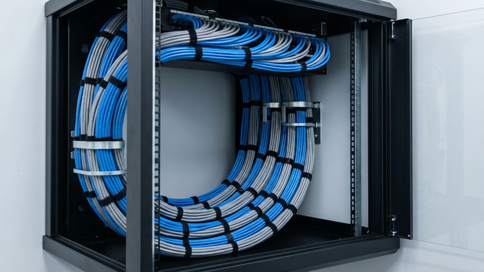 Cat5e vs Cat6 vs Cat6A: chọn cáp mạng đồng nào cho văn phòng? 20 Hệ thống cáp mạng đi gọn trong tủ rack của văn phòng vừa và nhỏ