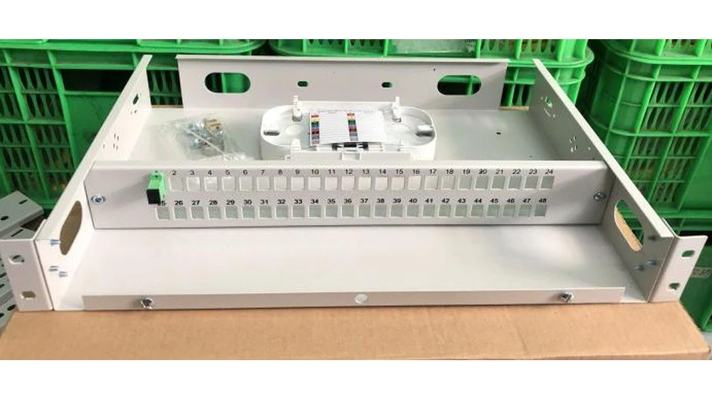 ODF 48 cổng gắn rack 19 inch vỏ kim loại mở nắp, có khay hàn bên trong