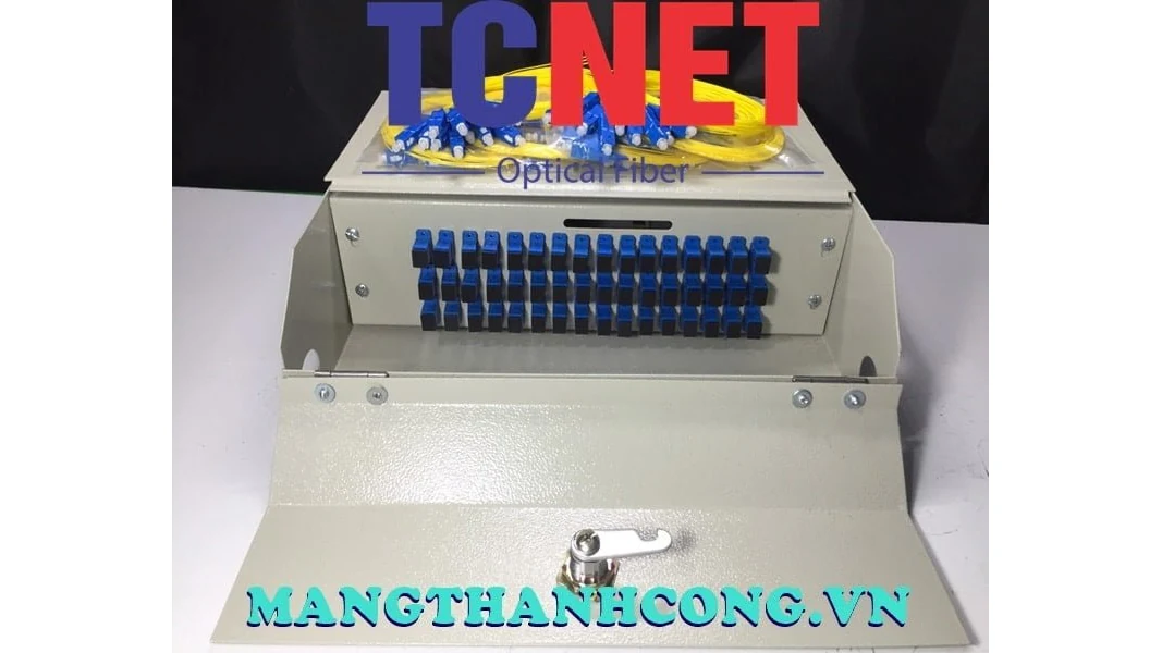 Vai trò ODF trong tủ MDF/IDF của tòa nhà 3 ODF treo tường 48 cổng SC/UPC mở nắp, bên trong có dây nối quang vàng