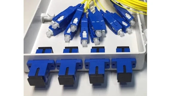 Hộp phối quang nhựa 4 sợi thuê bao FTTH mở nắp, adapter SC/UPC và pigtail