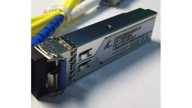 Thông số module SFP: bước sóng 1310/1550, khoảng cách, DDM/DOM 3 Module SFP Wintop một sợi 1490/1550 nm 40 km đặt cạnh dây nhảy quang vàng