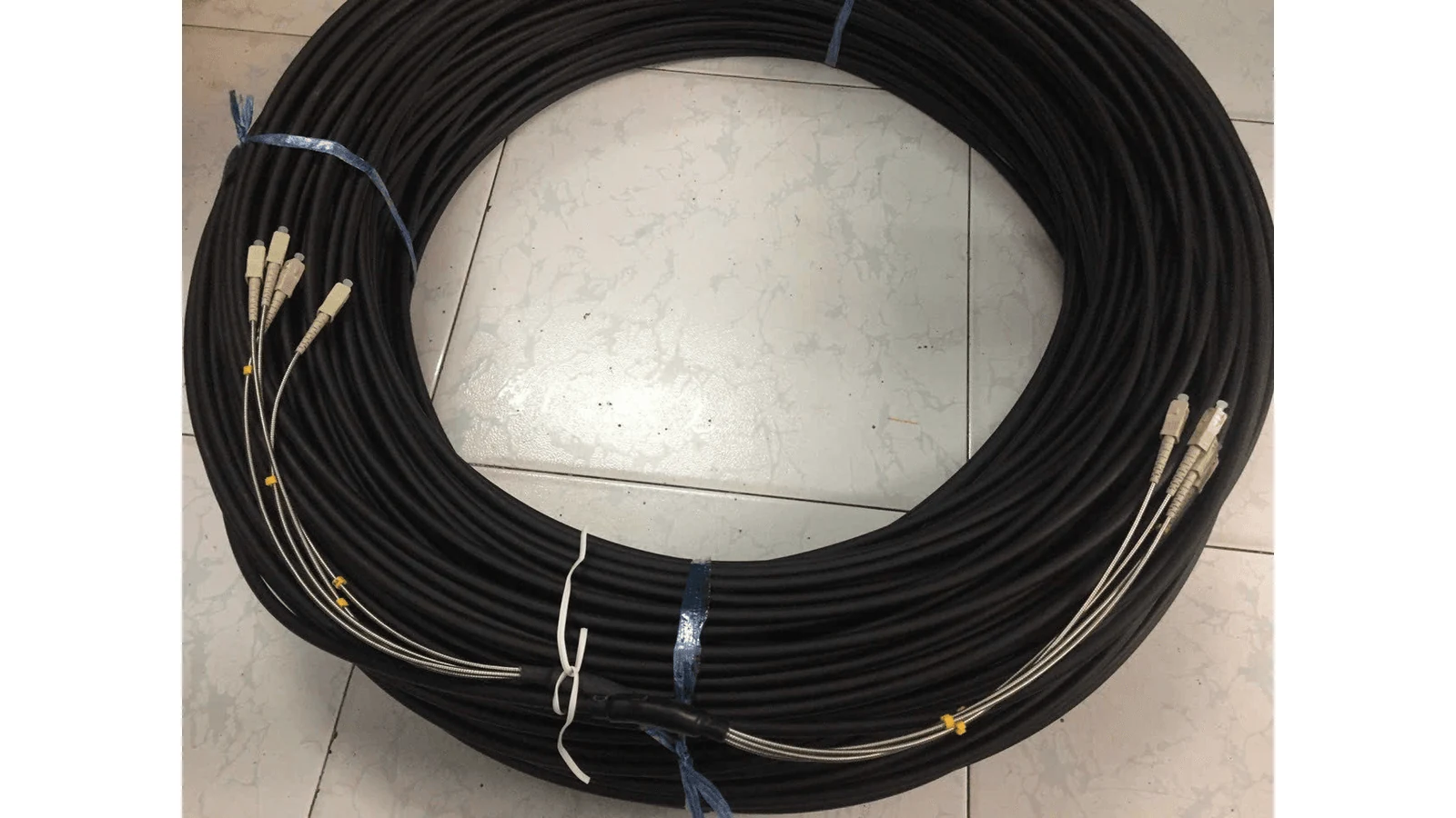 Dây thuê bao quang FTTH 2FO/4FO: chọn cáp treo, cáp cống hay dây nhảy outdoor đúc sẵn 11 Dây nhảy quang outdoor 4FO singlemode dài 50 m, đầu connector đúc sẵn