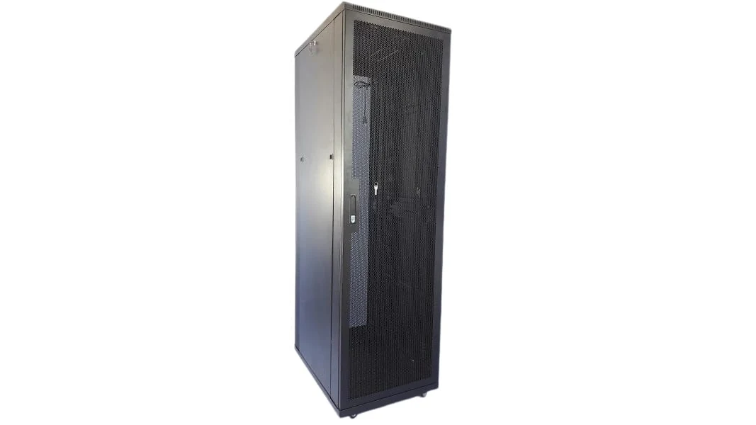 Tủ rack 20U cửa lưới đen nhìn nghiêng thấy chiều sâu thân tủ