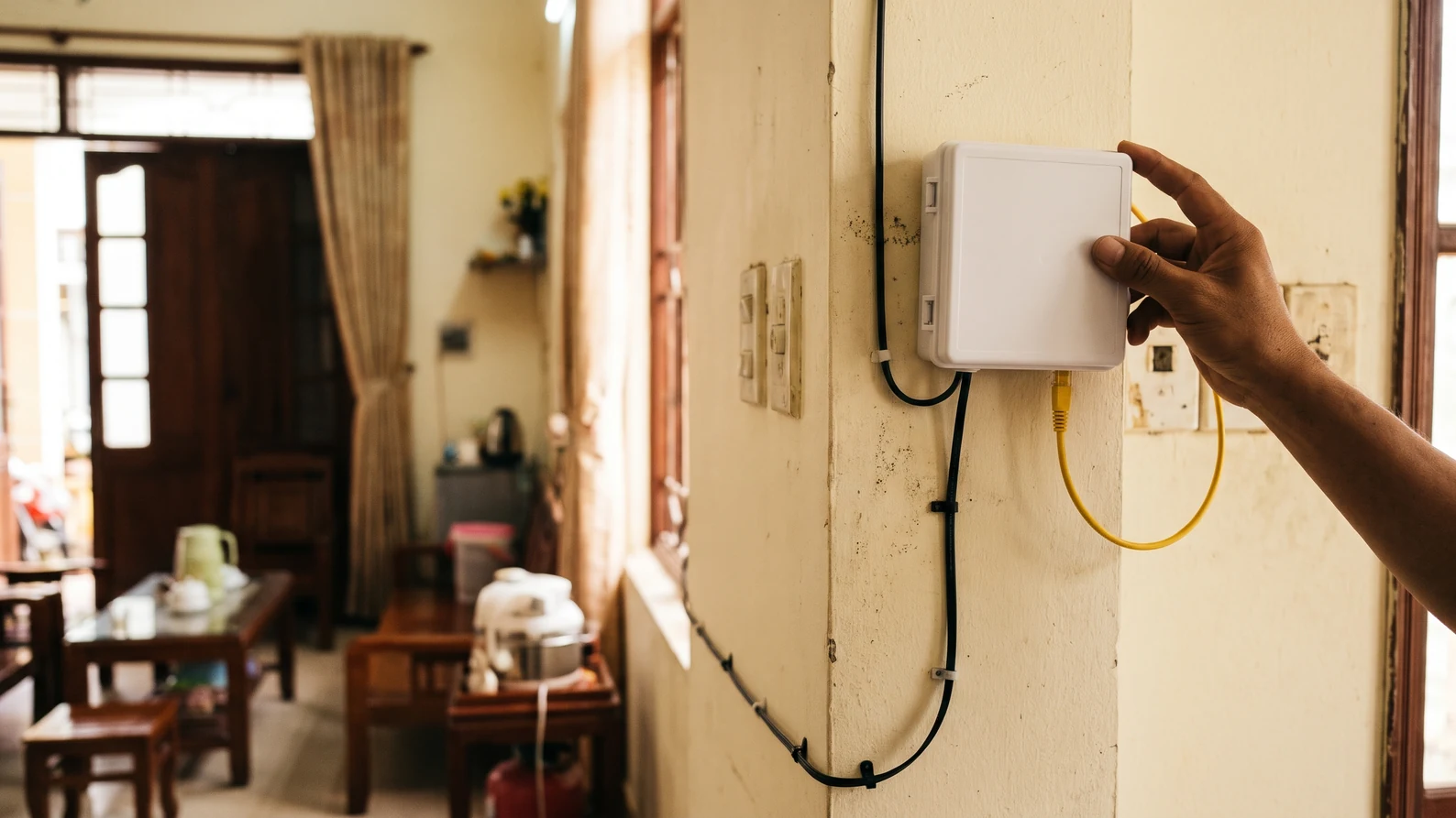 Suy hao splitter (splitting loss) theo tỉ lệ chia và tiêu chuẩn 4 Hộp quang thuê bao nhỏ gắn tường trong nhà, dây cáp quang thuê bao đi vào gọn