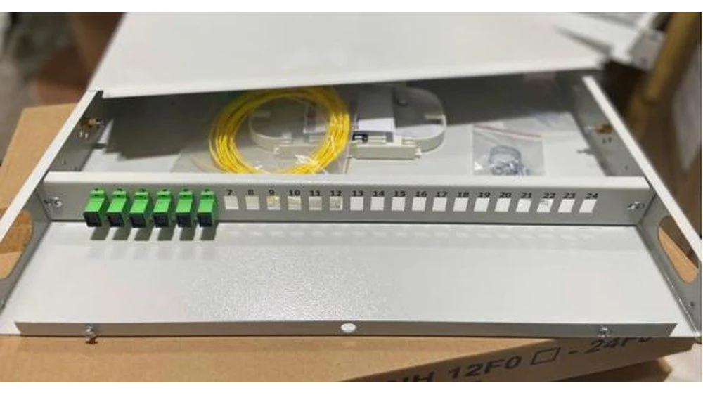 ODF gắn rack 19 inch vỏ kim loại lắp adapter SC/APC, cuộn pigtail bên trong