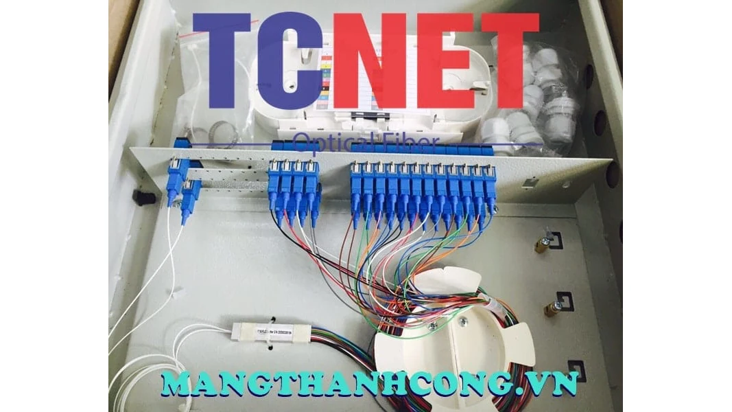 Chọn ODF ngoài trời theo chuẩn IP: chống nước, chống bụi đúng cấp 11 Hộp phối quang ODF ngoài trời SC/UPC lắp bộ chia splitter mini